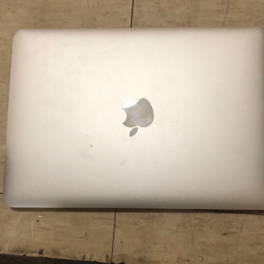 I’m selling a Apple Laptop Good condition and nothing wrong with it